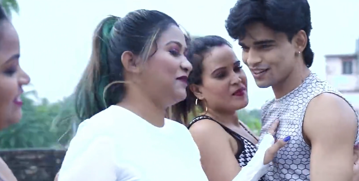 Desi Yoga Teacher Ko Sab Ladki Saath Saath Choda